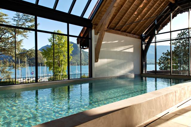 Le spa de l'Auberge du père Bise est ouvert sur la nature, entre lac et montagnes.