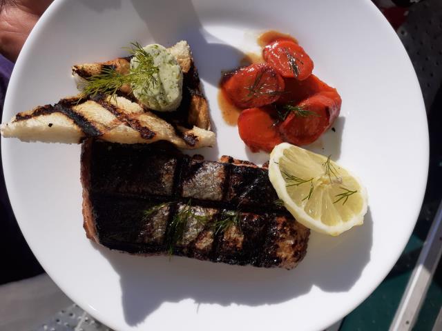 Photo de Boubacar Diallo, élève de terminale CAP Cuisine : pavé de saumon grillé, beurre d'orange, carottes au miel