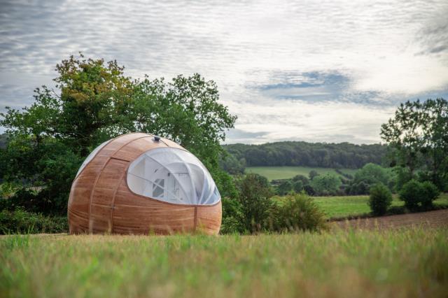 Deux horizons transparents donnent une image de pomme à moitié croquée. Ici pas de voisins : prendre sa douche devant une baie vitrée ne pose pas de problème.