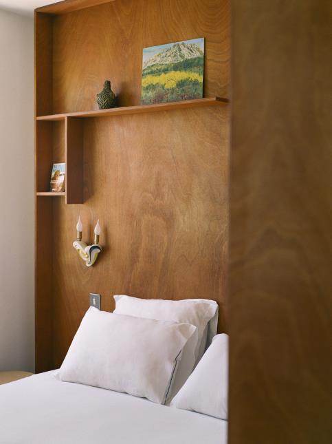 L'établissement compte 5 chambres dont 1 chambre en duplex comptant double. Les appliques signés Roland Brice, ont été chinées.