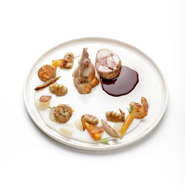 La recette de Pierre Artige, le gagnant du 2e Trophée Masse Online : Cuisse de lapin au foie gras, jus de civet de Sarvouy, gnocchis à l'ail noir et croustillant au foin d'Hierocloë.