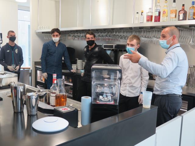 Benoit Coupin, formateur à la CMA de Lille, a montré à Matéo, Alexandre, Augustin et Aynem plusieurs techniques.