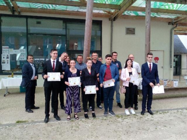 de gauche à droite : Jean-Yves Hebrard, Paul Hennard, François Hennard (Jury), Fabienne Adrien, Flavie Renaud, Sébastien Catherine (Jury), Malaury Guéneau, Philippe Gaujour (Jury), Caroline Bernard  (Proviseur adjoint), Paolo Planchard, Guillaume Charlot 
