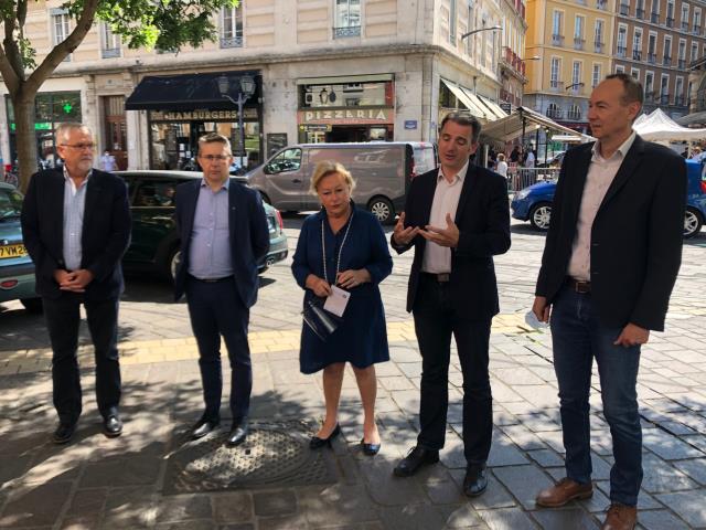 Autour de Danièle Chavant, présidente de l'Umih38 à l'initiative de ces mesures temporaires, de gauche à droite, Guy Jullien et Christophe Ferrari, respectivement vice-président en charge du commerce et président de Grenoble Alpe Métropole, Éric Piolle, m