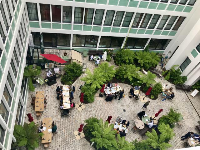 L'hôtel Le Grand Quartier a d'abord rouvert sa cour-jardin, en organisant dîners, brunchs et barbecues.