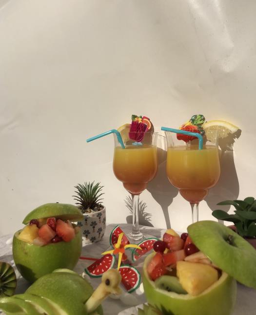 La gagnante en catégorie service : Isalyne Ajalbert  : cocktails Florida + salade de fruits.