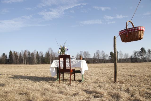 Le restaurant éphémère 'Bord för En' ne dispose que d'une table perdue au milieu de la campagne suédoise