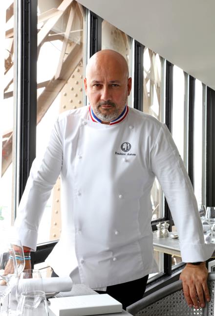 « Au Jules Verne, je privilégie une cuisine française, avec des produits français de saison », confie le chef Frédéric Anton.