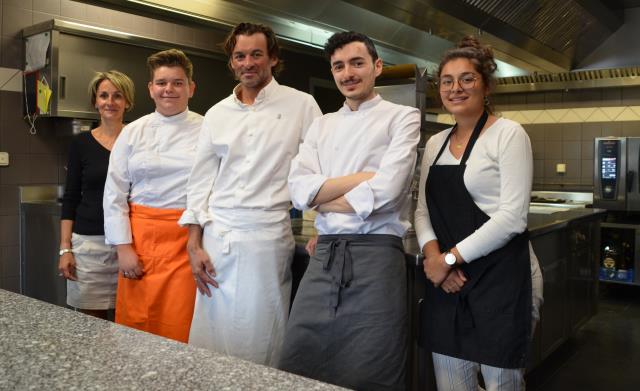 Aux côtés de Jérôme Brochot, officient XX et XX en cuisine et XX et XX au service en salle.