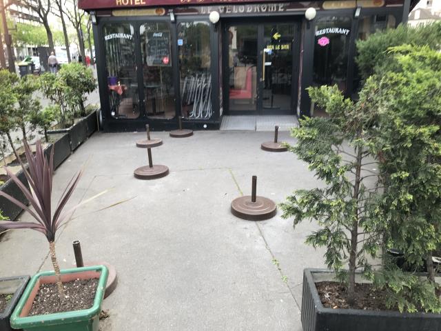 Toujours pas de date de réouverture pour les cafés et les restaurants en France.