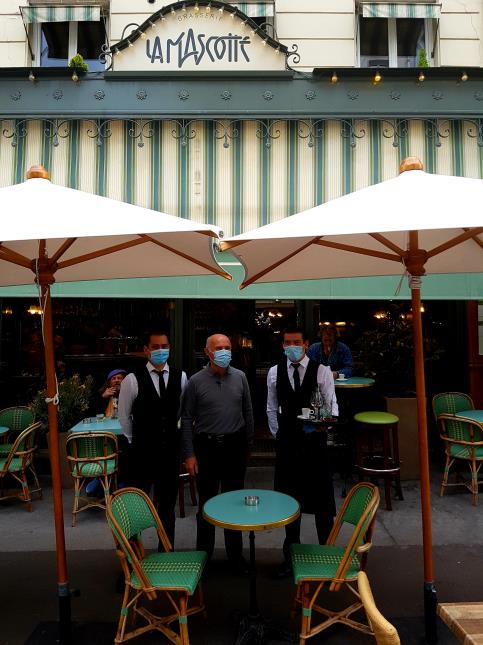 Thierry Campion, propriétaire de la Mascotte avec son équipe réduite de service, samedi en terrasse