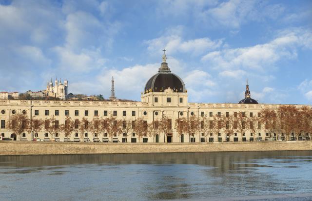 Situé au sein du prestigieux Hôtel-Dieu, l'hôtel Intercontinental de Lyon compte, cet été, sur une clientèle de passage.