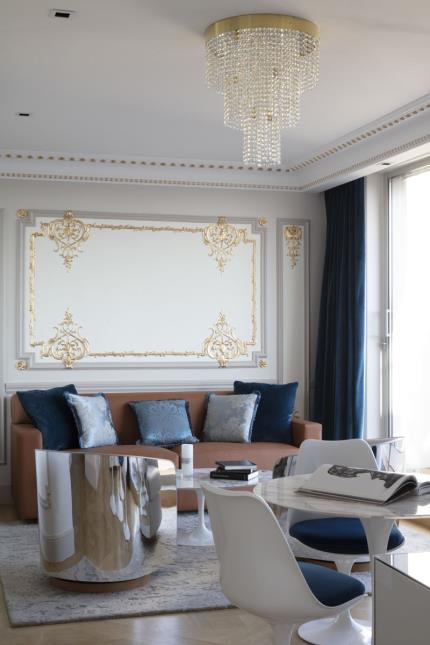 'Réintégrer une assise iconique de designer', comme ici la chaise Tulipe d'Eero Saarinen pour Knoll, choisie par Laurent Maugoust pour l'hôtel Bowmann à Paris (VIIIe).