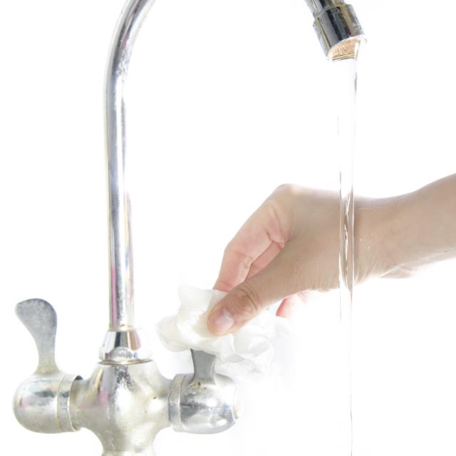 Si vous utilisez un lave-mains à commande manuelle, ne fermez le robinet qu'après vous être séché les mains, en utilisant votre essuie-mains.