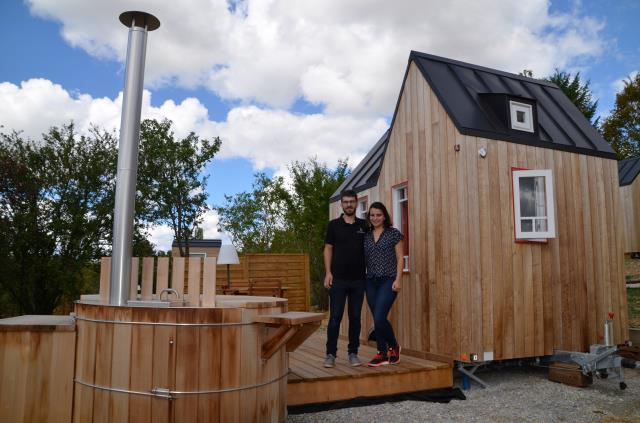 Alexane et Félix ont débuté leur activité 'Les Cabottes' en juillet dernier en offrant l'opportunité aux clients de louer quatre Tiny Houses équipées de terasses et bains nordiques.