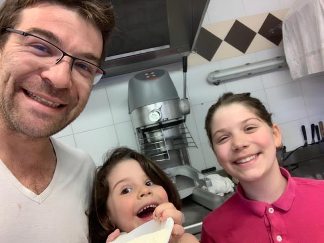 Matthieu Omont et ses filles en cuisine.