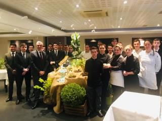 Les étudiants MHR de Notre-Dame du Roc lors de la soirée gastronomique au Meurice