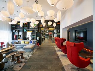 Pour attirer de nouveau les voyageurs, l'enseigne l'enseigne citizenM (ici à Paris XIIe) propose un...