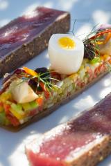 Thon rouge frotté aux épices du voyage servi d'une niçoise acidulé et oeuf de caille mollet