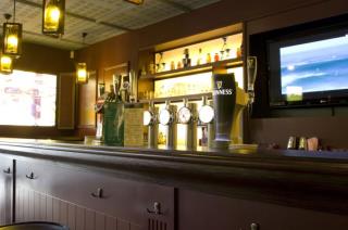 Intérieur du pub irlandais Le Skellig