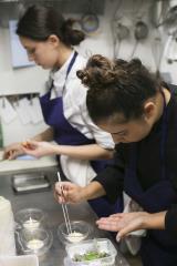 Les femmes sont en nombre dans les cuisines du restaurant Agapé, à Paris (XVIIe).