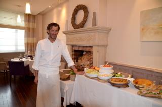 'La grande Table' d'entrées et de desserts du restaurant Jérôme Brochot est disposée dans la salle,...