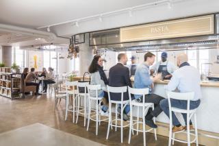 Les cuisnes ouvertes - comme ici, l'une de celles d'Eataly Paris Marais - vont devoir être...