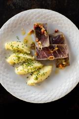 Thon mi-cuit au feu de bois, écrasé de pomme de terre à la ciboulette, vierge de légumes