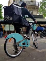 Les livreurs en scooter s'enchainent devant le McDonald's de l'avenue Arago (Paris, 75013)