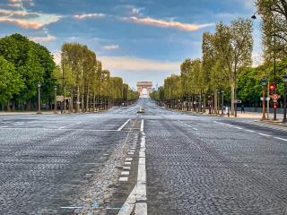Les Champs-Élysées déserts pendant le confinement en France. La ville de Paris et l'Île-de-France sont les plus touchées par l'absence de clientèle internationalise et d'affaires depuis mi-mars.