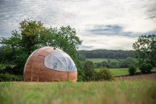 Deux horizons transparents donnent une image de pomme à moitié croquée. Ici pas de voisins :...