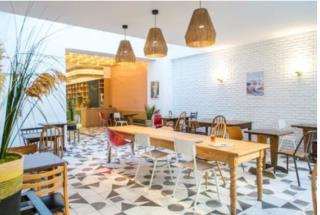 Le Greet Hotel Saint-Charles appelle au partage avec cette grande table au milieu du lobby.