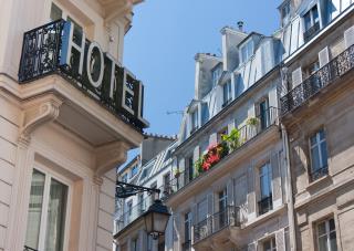 L'hôtellerie représente en France 17 000 entreprises, 15,8 milliards d'euros de chiffre d'affaires et 160 000 salariés.