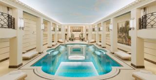 Le Ritz Club s'articule autour d'une piscine composée de 800 000 mosaïques.