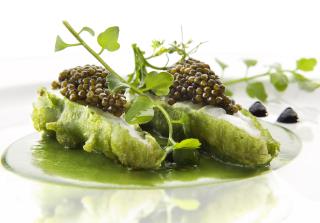 Langoustines de Casier en Tempura au plancton et salées au caviar de Gironde, gel à l'encre de...