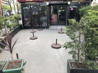 Toujours pas de date de réouverture pour les cafés et les restaurants en France.