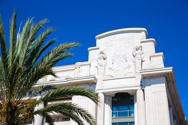 Un détail de la façade du Palais de la Méditerranée, qui rejoint The Unbound Collection by Hyatt.