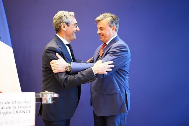 Serge Papin remet la légion d'honneur à Jean-Virgile Crance
