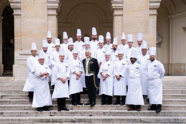 Guy Savoy revêt la veste d'académicien et laisse le temps de son installation à l'académie sa veste...