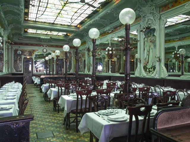 Au Bouillon Julien, à Paris, le décor est historique, et date du début 1900