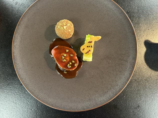 Suprêmes de canard gras du Quercy rôtis en cabosse de cacao, cuisse confite à la courge butternut,...