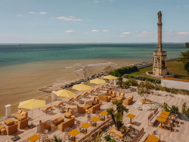 La terrasse de 600 m2 a été réaménagée lors des travaux de rénovation. 
