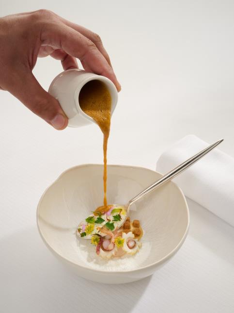Soupe de poissons de roche, fior di mascarpone, herbes et fleurs du jardin par le Chef Kevin Garcia