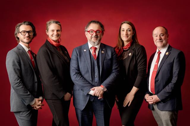 Autour de Fabrice Sommier (au centre), les membres du nouveau bureau avec de gauche à droite : Sébastien Julien (trésorier), Caroline Furstoss (secrétaire général), Laetitia Buron (secrétaire adjointe), Frédéric Devautour (trésorier adjoint).
