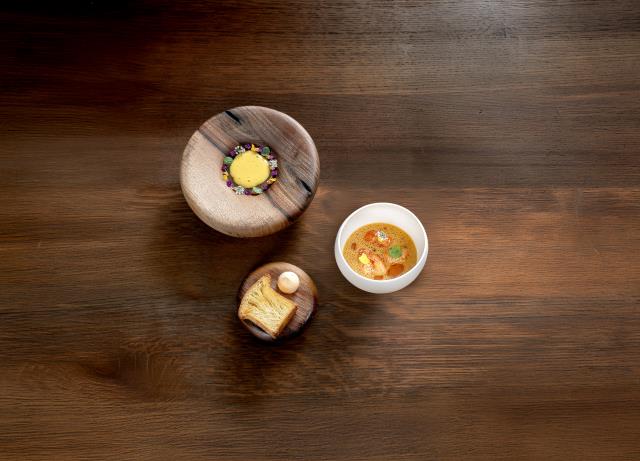 Écrevisses du Rhône en tartare, beurre mousseux mandarine et tagète, jus de carcasse.