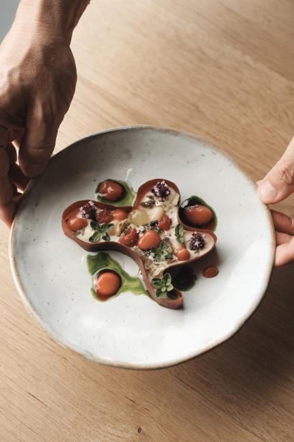 Un plat de Nicolas Conraux, les "Tomates 2024, basilic", composé de tomates fermentées, basilic,...