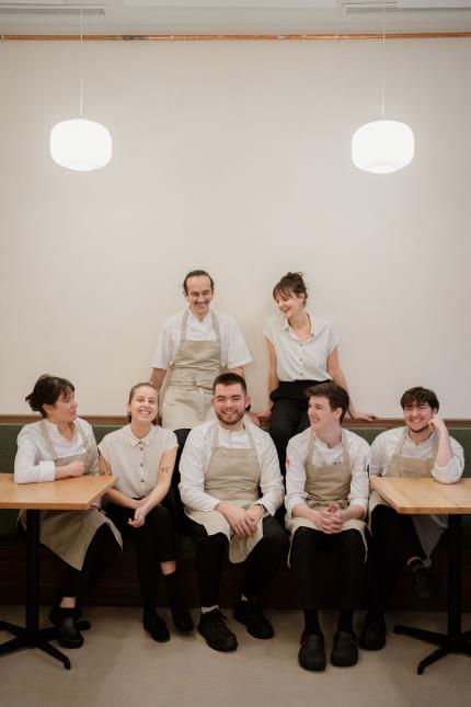 La cheffe Emily Dader, à droite et son équipe avec, au centre, son second Etienne Carolle.