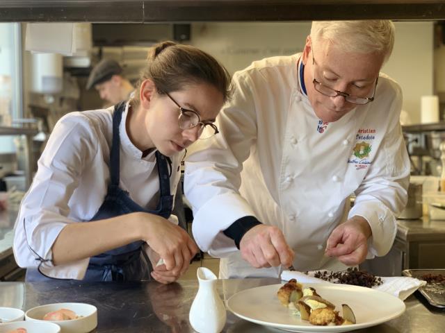 Christian Têtedoie avec Juliette Tuzzolino, passée par les cuisines de l'Arsenic en 2023.