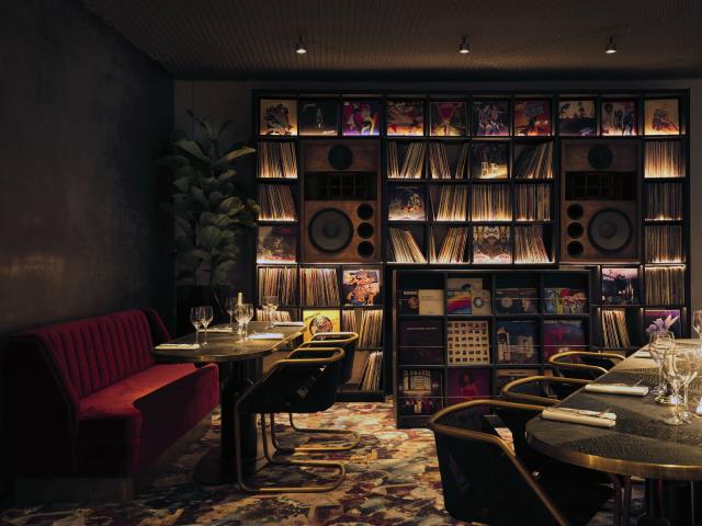 Le mur de vinyles au restaurant du Bus Palladium