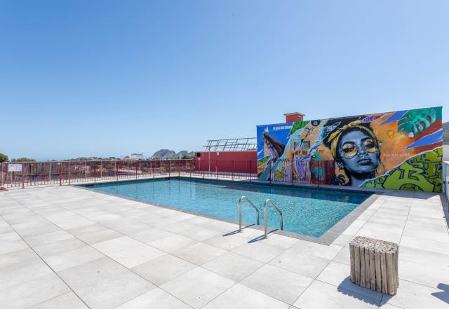 Piscine en rooftop réservée aux résidents au B&B Home de La Ciotat 